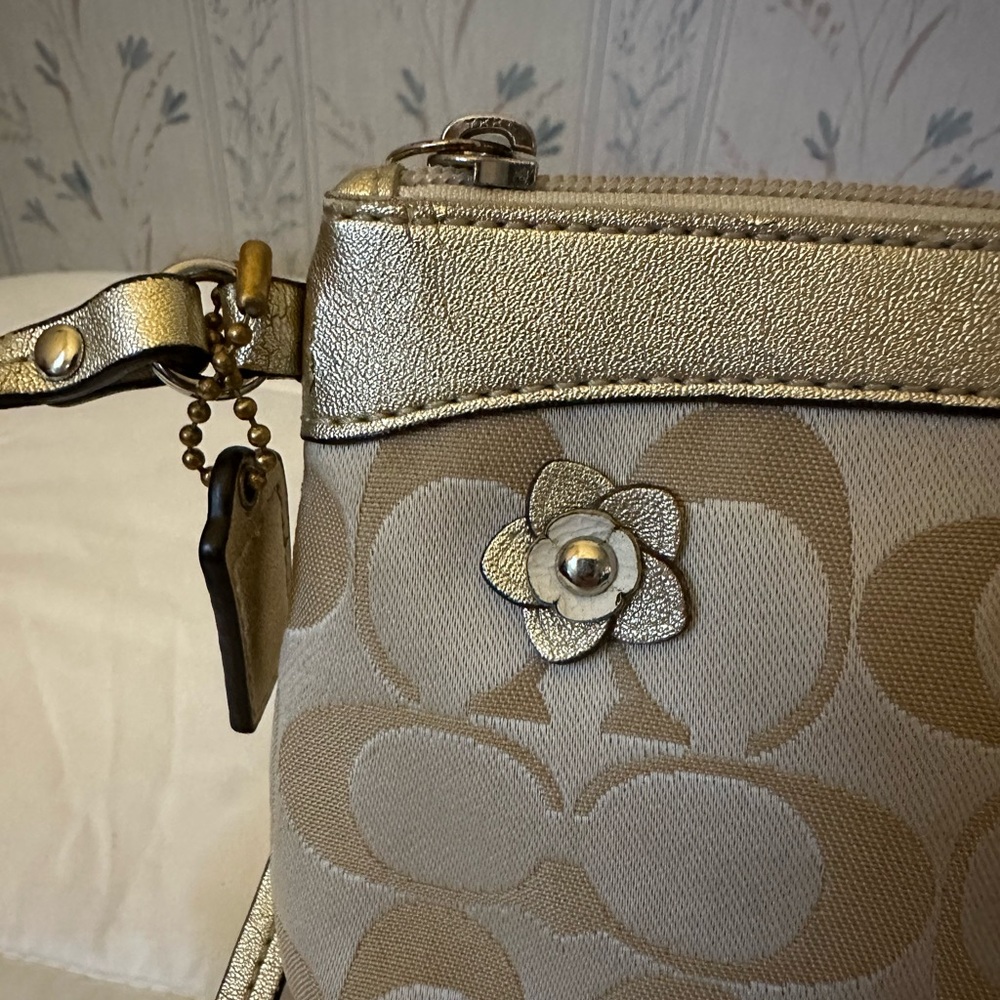 Coach Cream Monogram Wristlet with Floral Appliqué Flowers - Picture 4 of 16